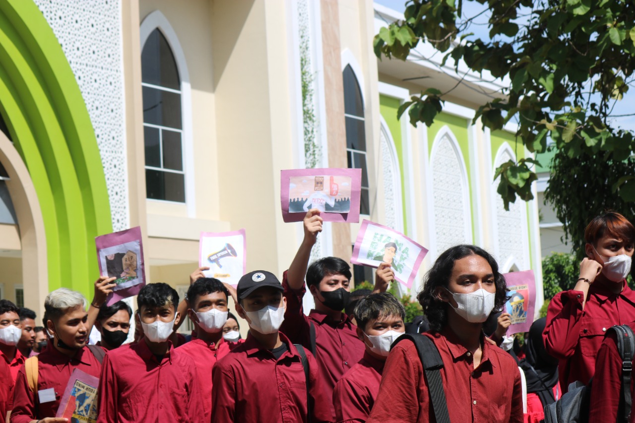 Para mahasiswa baru berkumpul di depan gedung auditorium Universitas Islam Sultan Agung dengan membawa berbagai poster (Doc. Suprema)